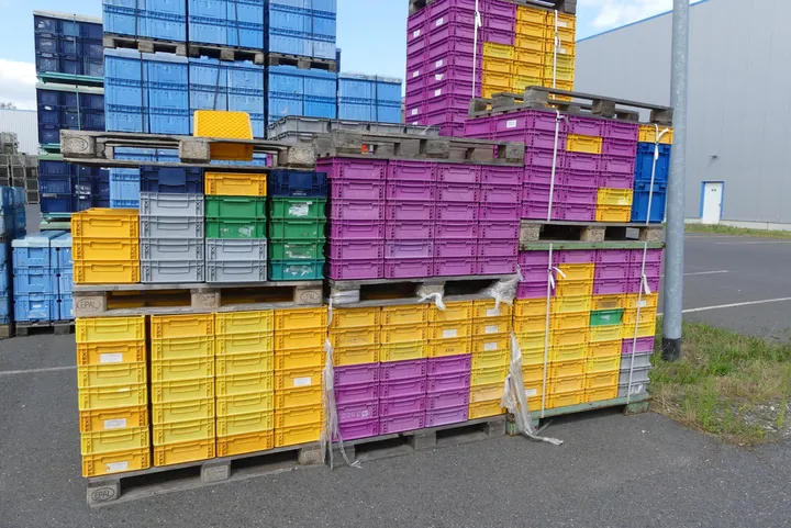 Konvolut Kunststoffkisten (ca. 320 Stück), verschiedene Umfang: 9x Palette mit Inhalt